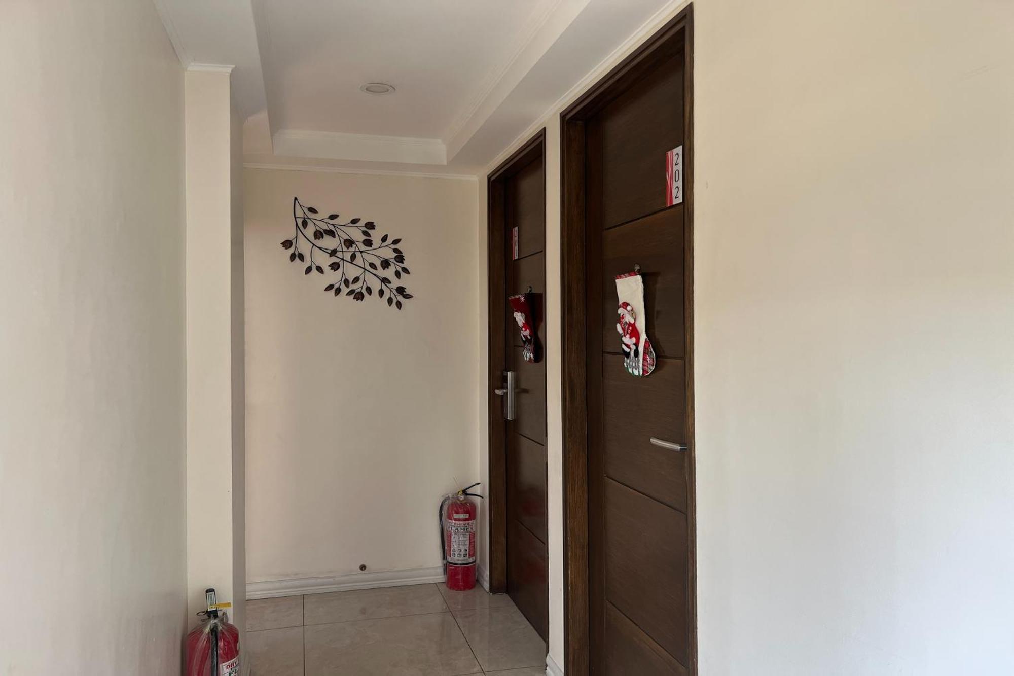Khotel Near T3 Airport Пасай Екстериор снимка