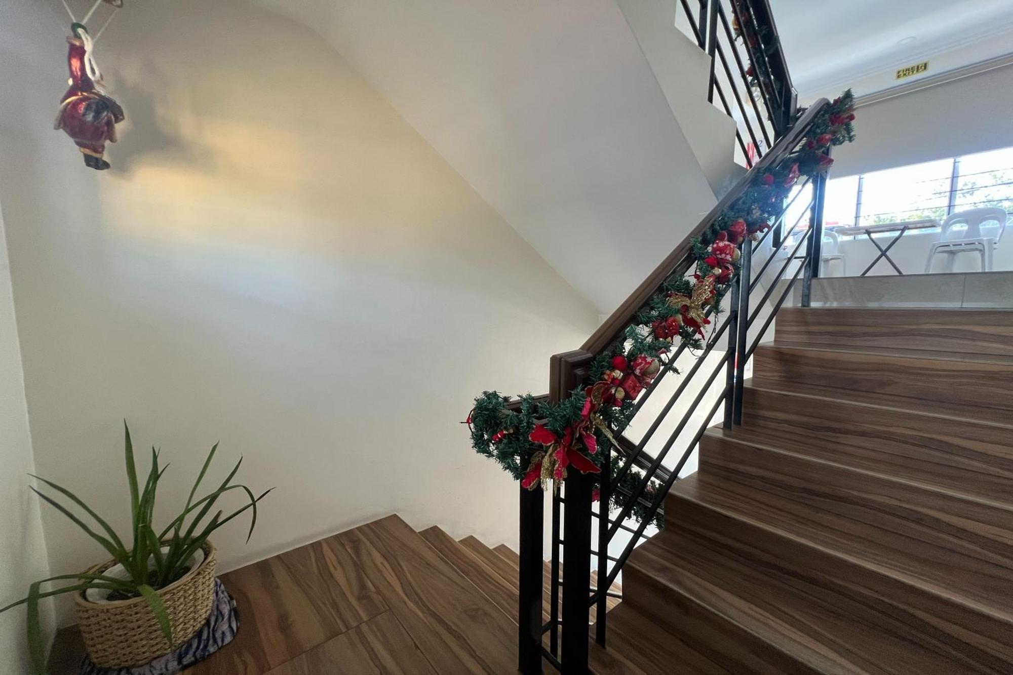 Khotel Near T3 Airport Пасай Екстериор снимка